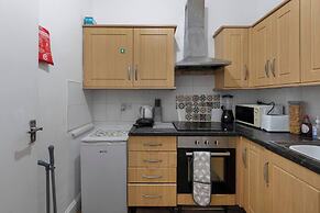 Bright 2 Bedroom Flat on Leith Walk