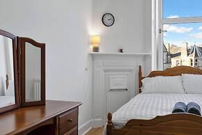 Bright 2 Bedroom Flat on Leith Walk