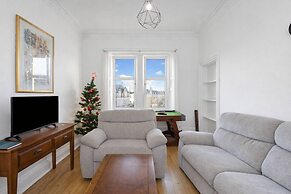 Bright 2 Bedroom Flat on Leith Walk
