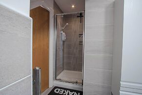 Modern 2-bed House In Swinton - Private Parking