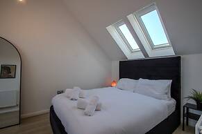 Modern 2-bed House In Swinton - Private Parking