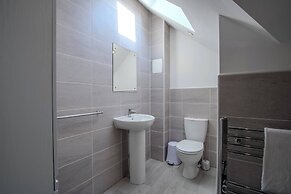 Modern 2-bed House In Swinton - Private Parking