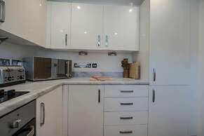Modern 2-bed House In Swinton - Private Parking