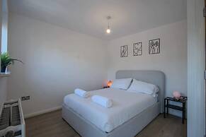 Modern 2-bed House In Swinton - Private Parking