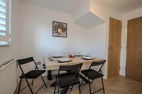 Modern 2-bed House In Swinton - Private Parking