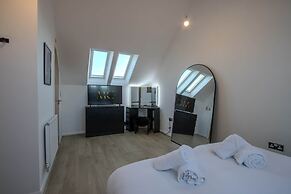 Modern 2-bed House In Swinton - Private Parking