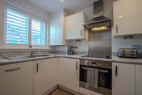 Modern 2-bed House In Swinton - Private Parking