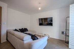 Modern 2-bed House In Swinton - Private Parking