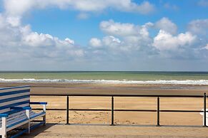 Apartment With Frontal sea View on the Seaside