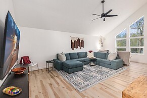Boardman Riverfront Retreat Close to Downtown TC 800