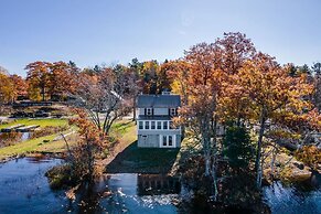 Spacious Lakeside Retreat: 4-bedroom Game Room