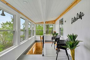 Spacious Lakeside Retreat: 4-bedroom Game Room