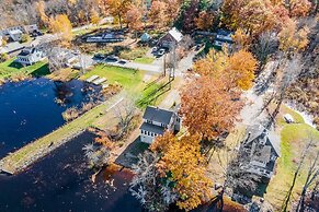 Spacious Lakeside Retreat: 4-bedroom Game Room