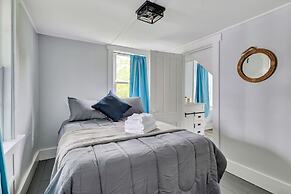 Spacious Lakeside Retreat: 4-bedroom Game Room