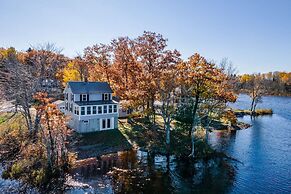 Spacious Lakeside Retreat: 4-bedroom Game Room