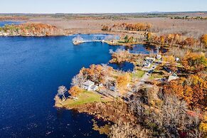 Spacious Lakeside Retreat: 4-bedroom Game Room