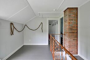 Spacious Lakeside Retreat: 4-bedroom Game Room