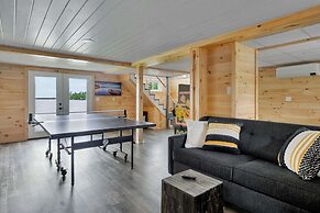 Spacious Lakeside Retreat: 4-bedroom Game Room