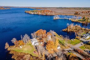 Spacious Lakeside Retreat: 4-bedroom Game Room
