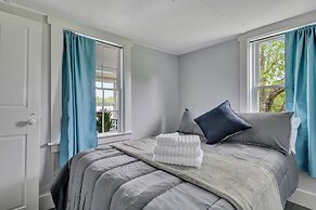 Spacious Lakeside Retreat: 4-bedroom Game Room