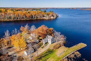 Spacious Lakeside Retreat: 4-bedroom Game Room