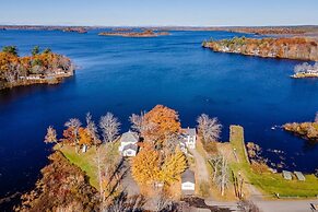 Spacious Lakeside Retreat: 4-bedroom Game Room