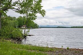 Spacious Lakeside Retreat: 4-bedroom Game Room