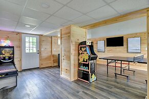 Spacious Lakeside Retreat: 4-bedroom Game Room