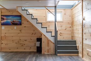 Spacious Lakeside Retreat: 4-bedroom Game Room