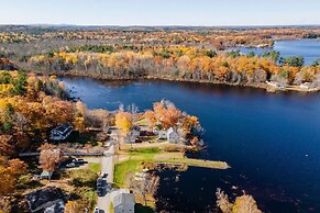 Spacious Lakeside Retreat: 4-bedroom Game Room