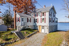 Spacious Lakeside Retreat: 4-bedroom Game Room