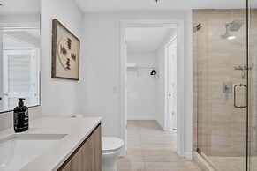 Biscayne Cove by Rove - Condo With Private Balcony