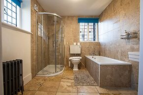 Huckleberry Farmhouse Annexe - Sleeps 27