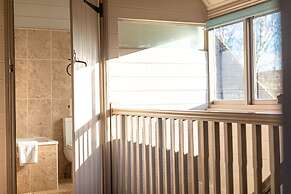 Huckleberry Farmhouse Annexe - Sleeps 27