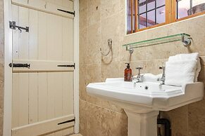 Huckleberry Farmhouse Annexe - Sleeps 27