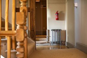 Huckleberry Farmhouse Annexe - Sleeps 27