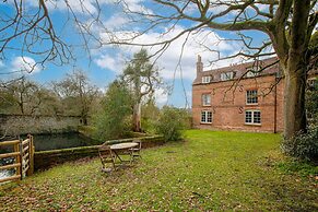 Huckleberry Farmhouse Annexe - Sleeps 27