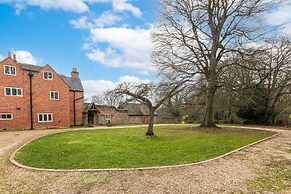 Huckleberry Farmhouse Annexe - Sleeps 27