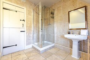 Huckleberry Farmhouse Annexe - Sleeps 27