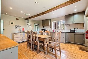 Huckleberry Farmhouse Annexe - Sleeps 27