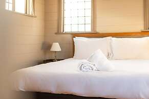 Huckleberry Farmhouse Annexe - Sleeps 27