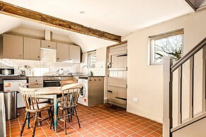 Huckleberry Farmhouse Annexe - Sleeps 27