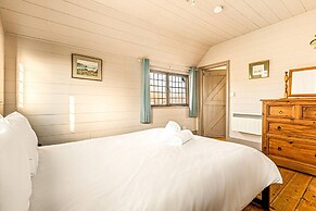 Huckleberry Farmhouse Annexe - Sleeps 27