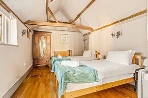 Huckleberry Farmhouse Annexe - Sleeps 27