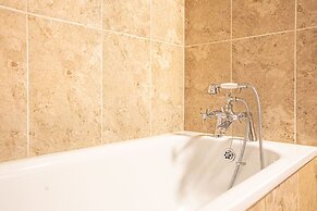 Huckleberry Farmhouse Annexe - Sleeps 27