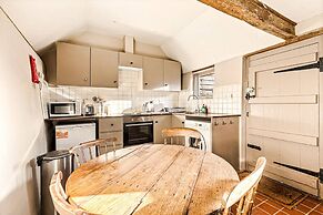 Huckleberry Farmhouse Annexe - Sleeps 27
