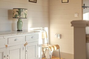 Huckleberry Farmhouse Annexe - Sleeps 27