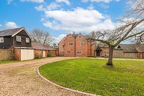 Huckleberry Farmhouse Annexe - Sleeps 27