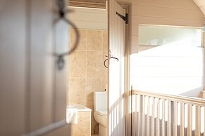 Huckleberry Farmhouse Annexe - Sleeps 27