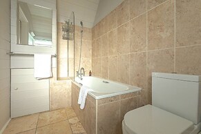 Huckleberry Farmhouse Annexe - Sleeps 27